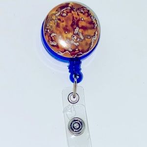 Retractable badge holder